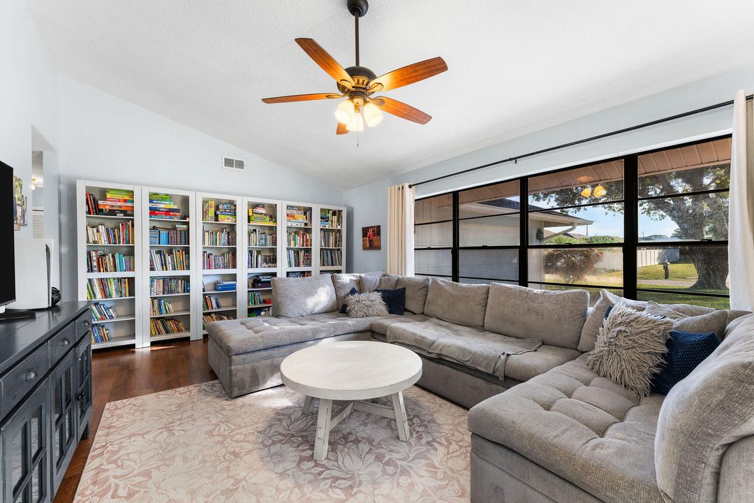 Под контрактом: $355,000 (3 спален, 2 ванн, 1782 Квадратных фут)