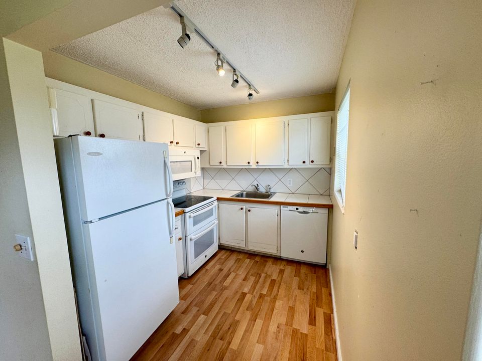 合同活跃: $165,000 (2 贝兹, 1 浴室, 798 平方英尺)