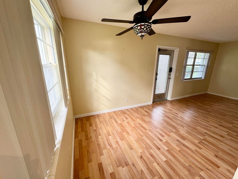 合同活跃: $165,000 (2 贝兹, 1 浴室, 798 平方英尺)