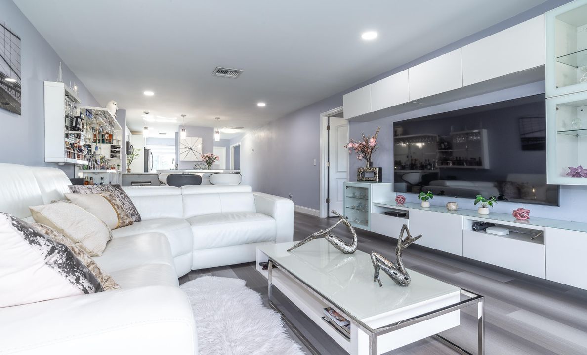 For Sale: $238,600 (2 beds, 2 baths, 1084 Square Feet)