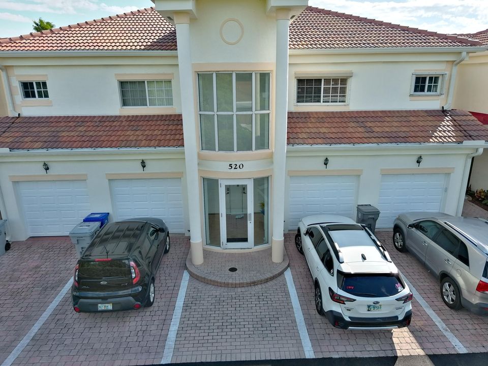 En Venta: $274,900 (3 camas, 3 baños, 2042 Pies cuadrados)