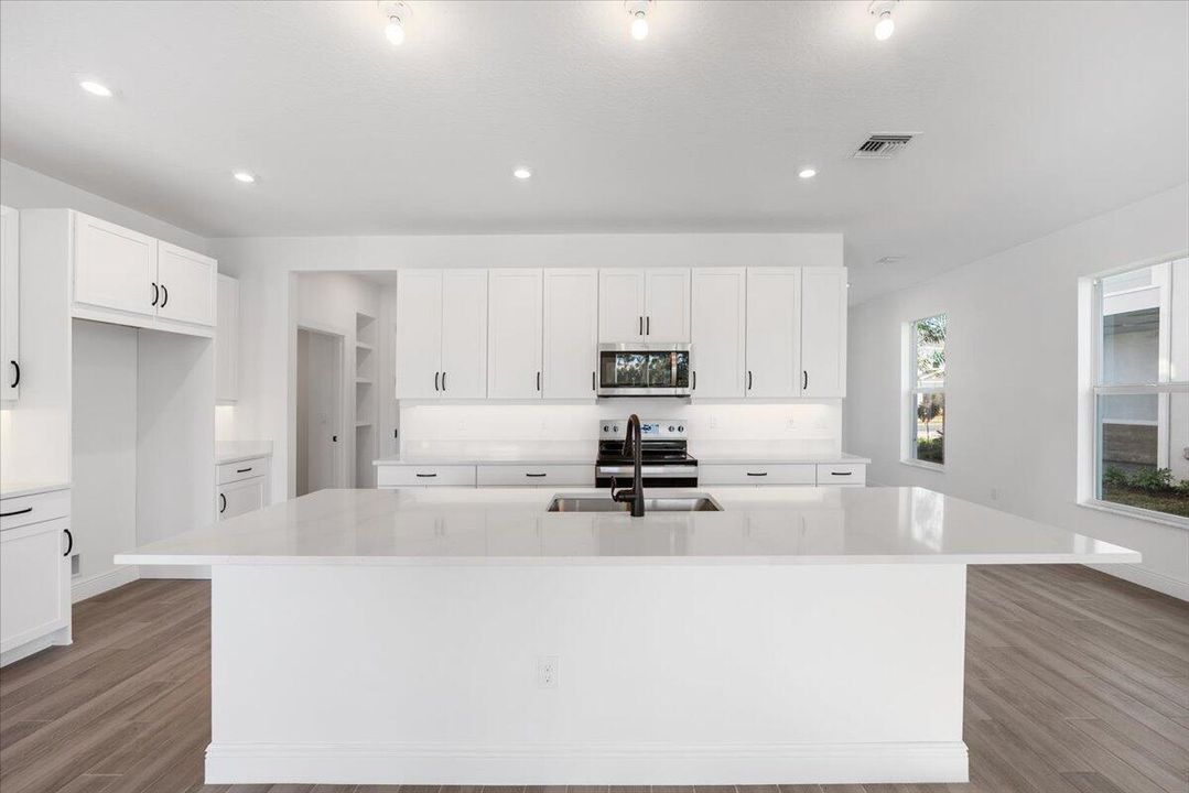 出租: $3,375 (3 贝兹, 2 浴室, 2547 平方英尺)