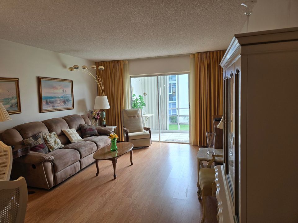 For Sale: $85,000 (2 beds, 1 baths, 894 Square Feet)