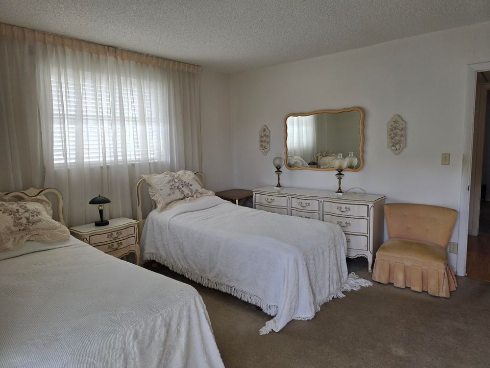 For Sale: $85,000 (2 beds, 1 baths, 894 Square Feet)