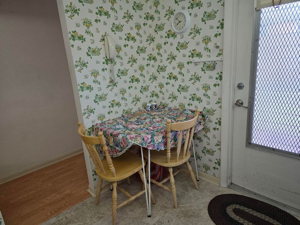 For Sale: $85,000 (2 beds, 1 baths, 894 Square Feet)