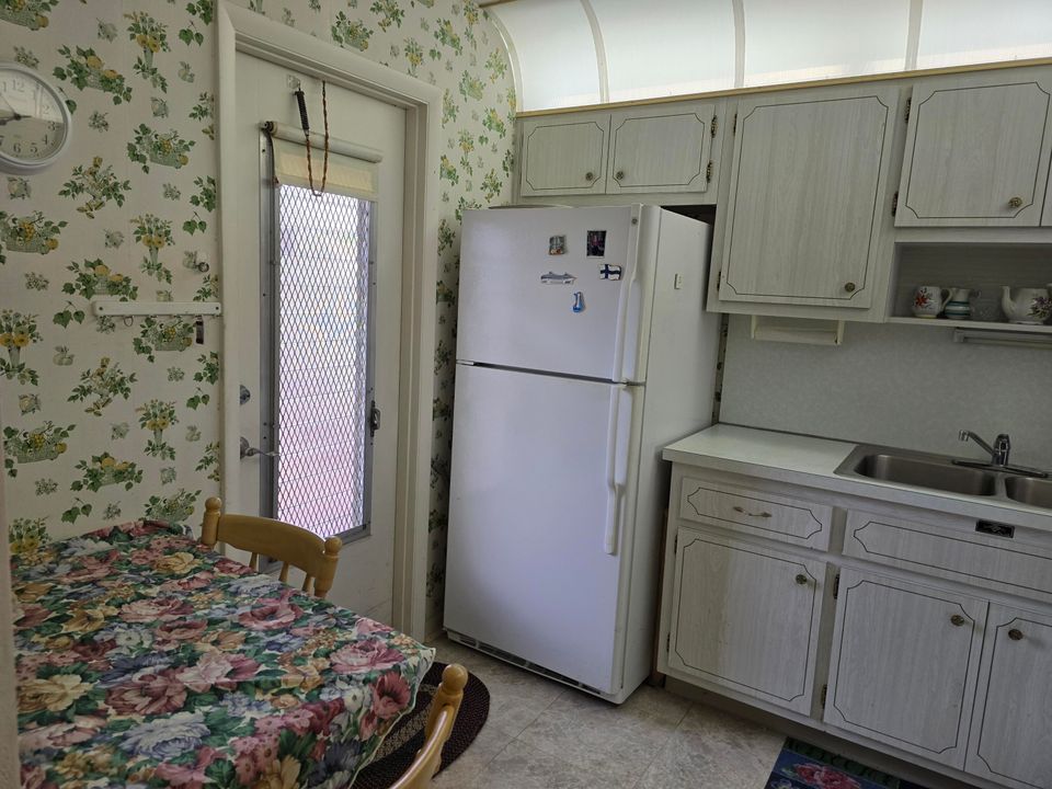 For Sale: $85,000 (2 beds, 1 baths, 894 Square Feet)
