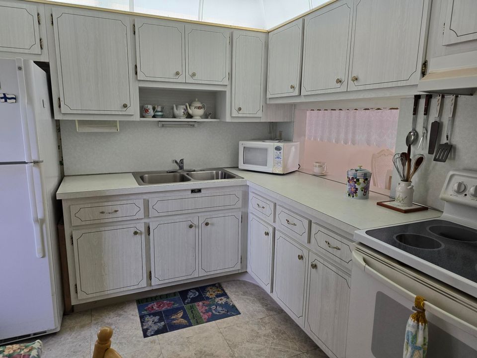 For Sale: $85,000 (2 beds, 1 baths, 894 Square Feet)