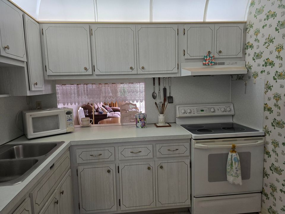 For Sale: $85,000 (2 beds, 1 baths, 894 Square Feet)