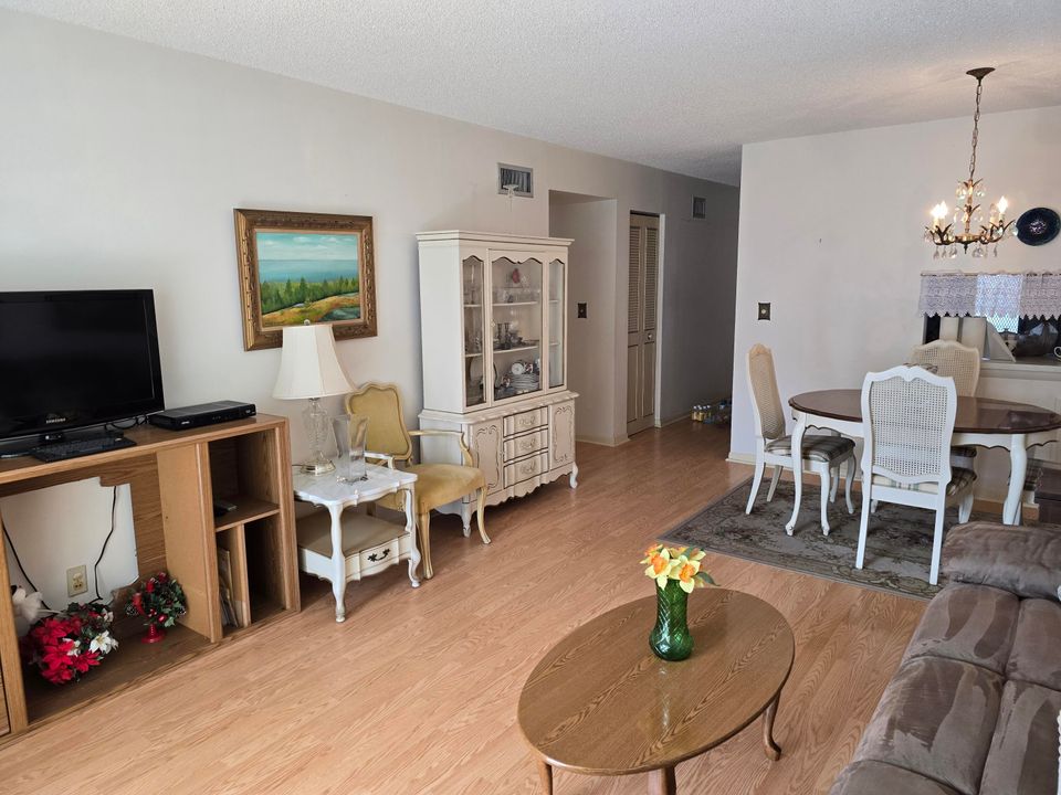 For Sale: $85,000 (2 beds, 1 baths, 894 Square Feet)