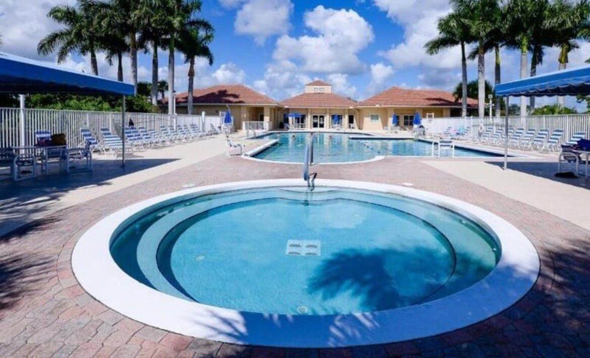 For Sale: $350,000 (3 beds, 2 baths, 1599 Square Feet)