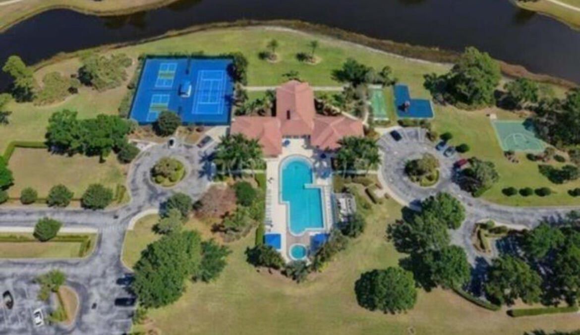 For Sale: $350,000 (3 beds, 2 baths, 1599 Square Feet)