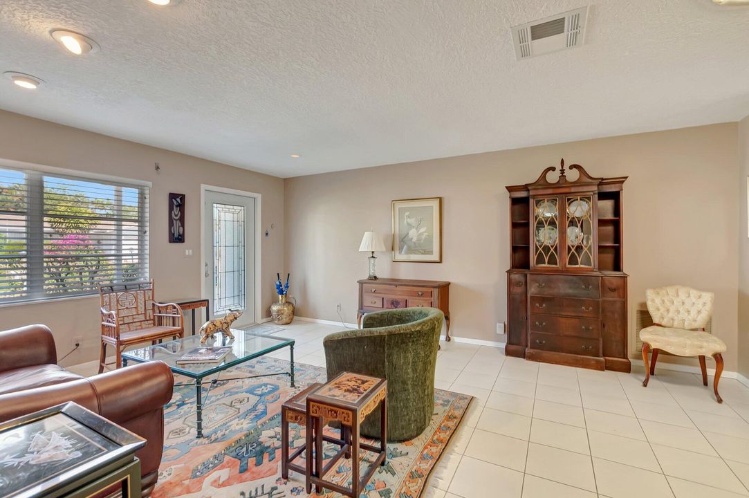 Active With Contract: $2,800 (2 beds, 2 baths, 1338 Square Feet)