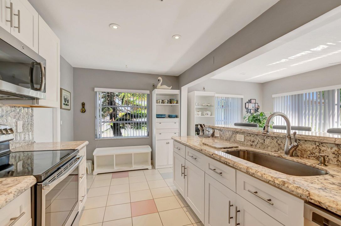 Active With Contract: $2,800 (2 beds, 2 baths, 1338 Square Feet)