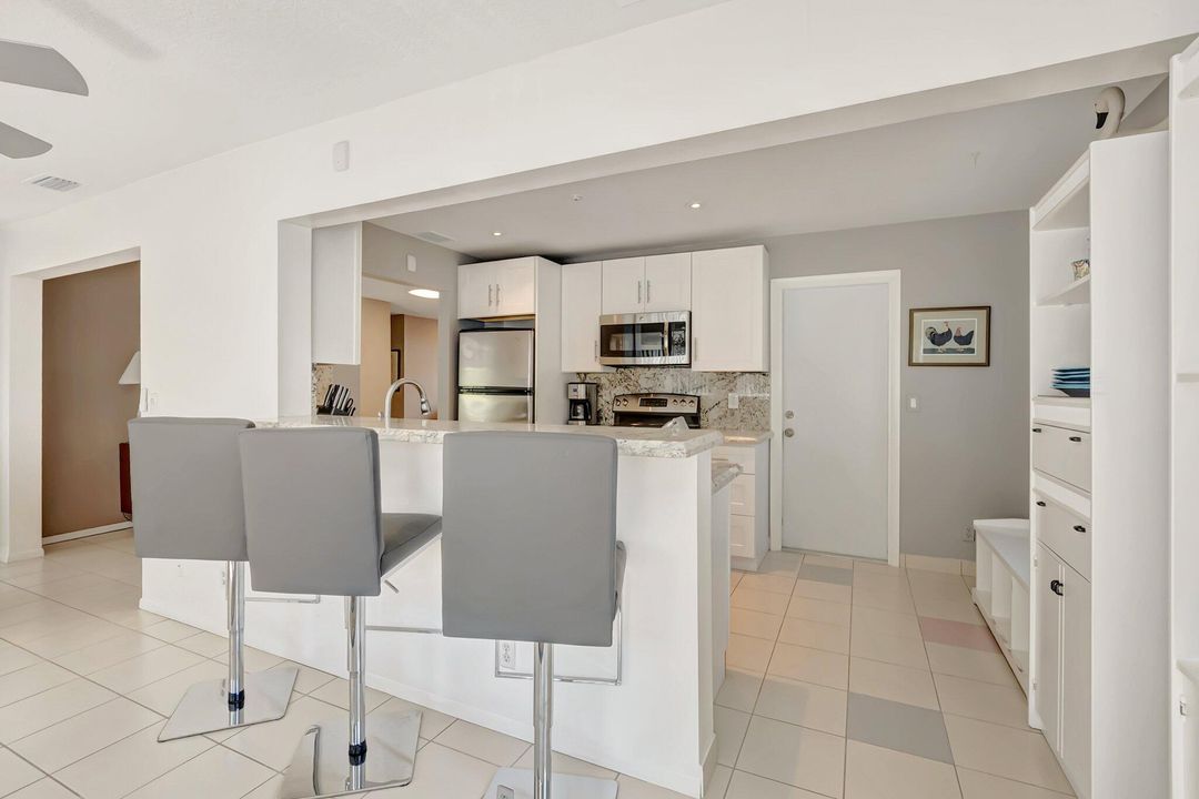 Active With Contract: $2,800 (2 beds, 2 baths, 1338 Square Feet)