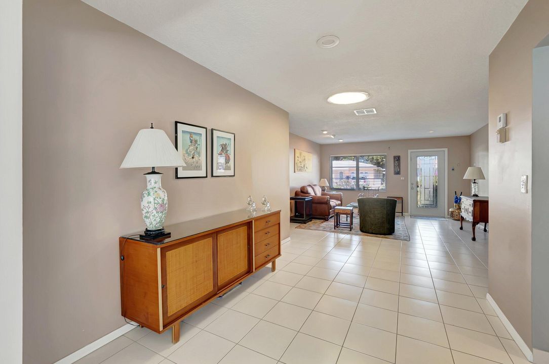 Active With Contract: $2,800 (2 beds, 2 baths, 1338 Square Feet)