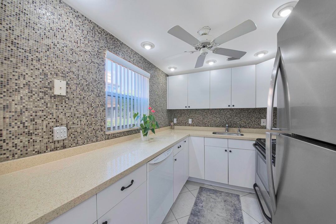 На продажу: $125,000 (2 спален, 2 ванн, 880 Квадратных фут)