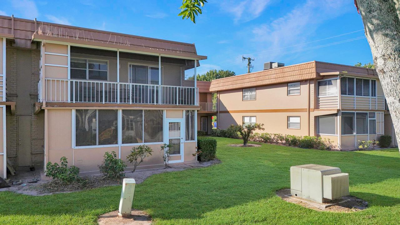 На продажу: $125,000 (2 спален, 2 ванн, 880 Квадратных фут)