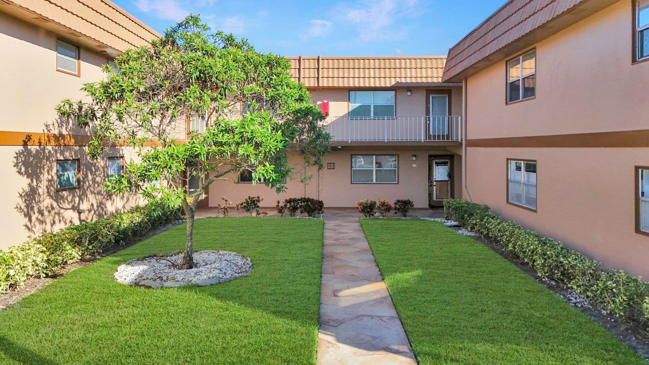 На продажу: $125,000 (2 спален, 2 ванн, 880 Квадратных фут)