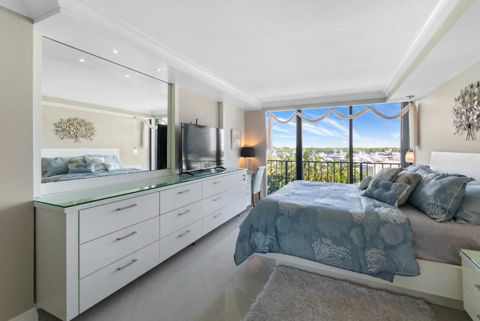 合同活跃: $425,000 (2 贝兹, 2 浴室, 1430 平方英尺)