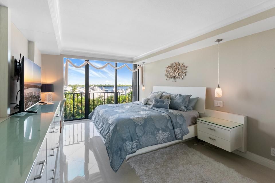 合同活跃: $425,000 (2 贝兹, 2 浴室, 1430 平方英尺)