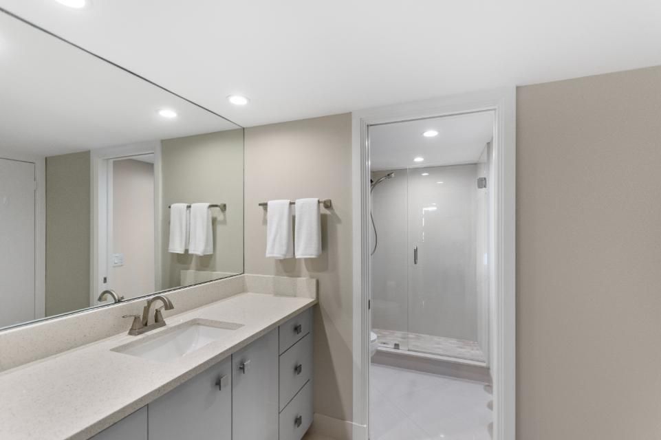 合同活跃: $425,000 (2 贝兹, 2 浴室, 1430 平方英尺)