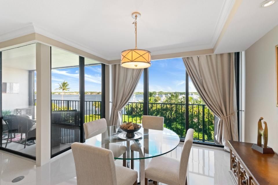 合同活跃: $425,000 (2 贝兹, 2 浴室, 1430 平方英尺)