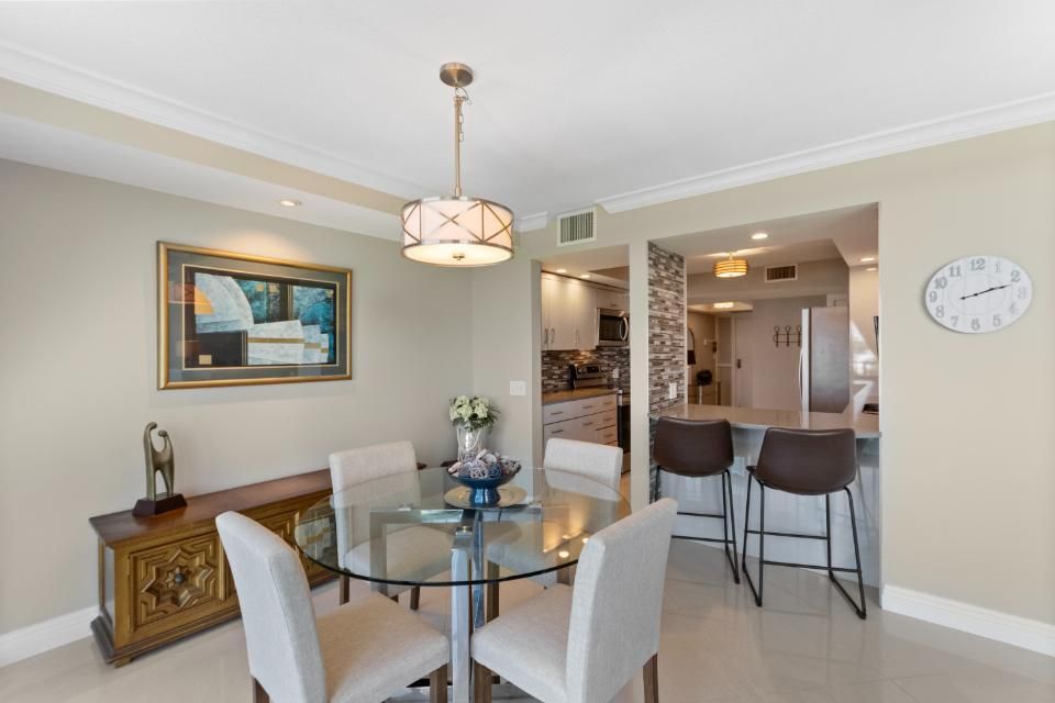 合同活跃: $425,000 (2 贝兹, 2 浴室, 1430 平方英尺)