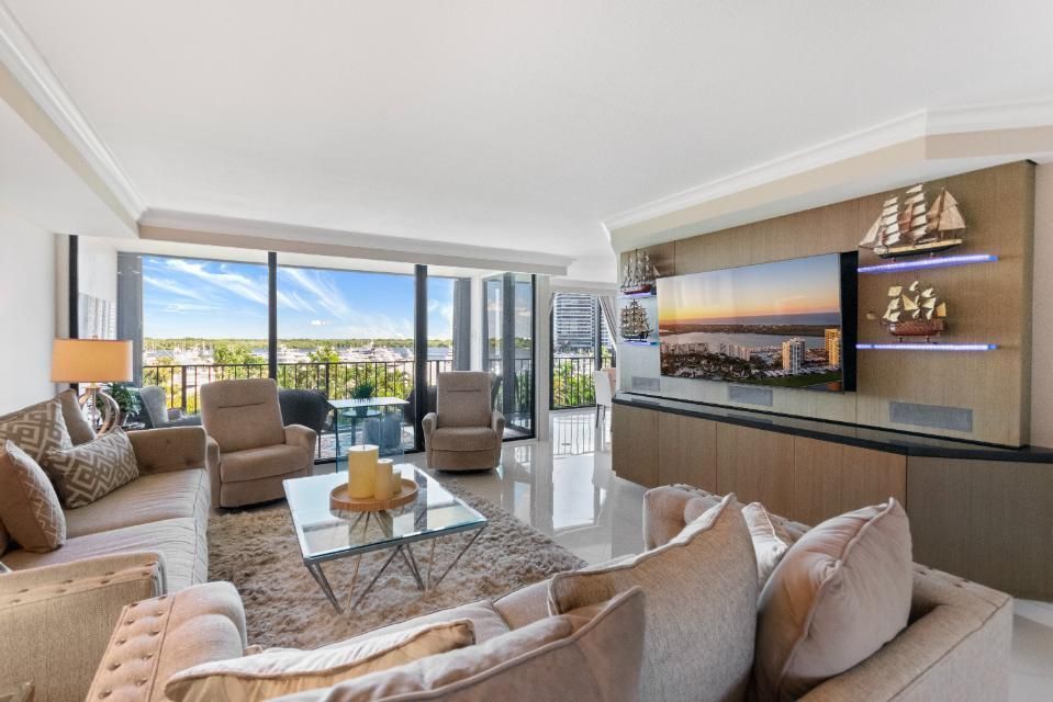 合同活跃: $425,000 (2 贝兹, 2 浴室, 1430 平方英尺)