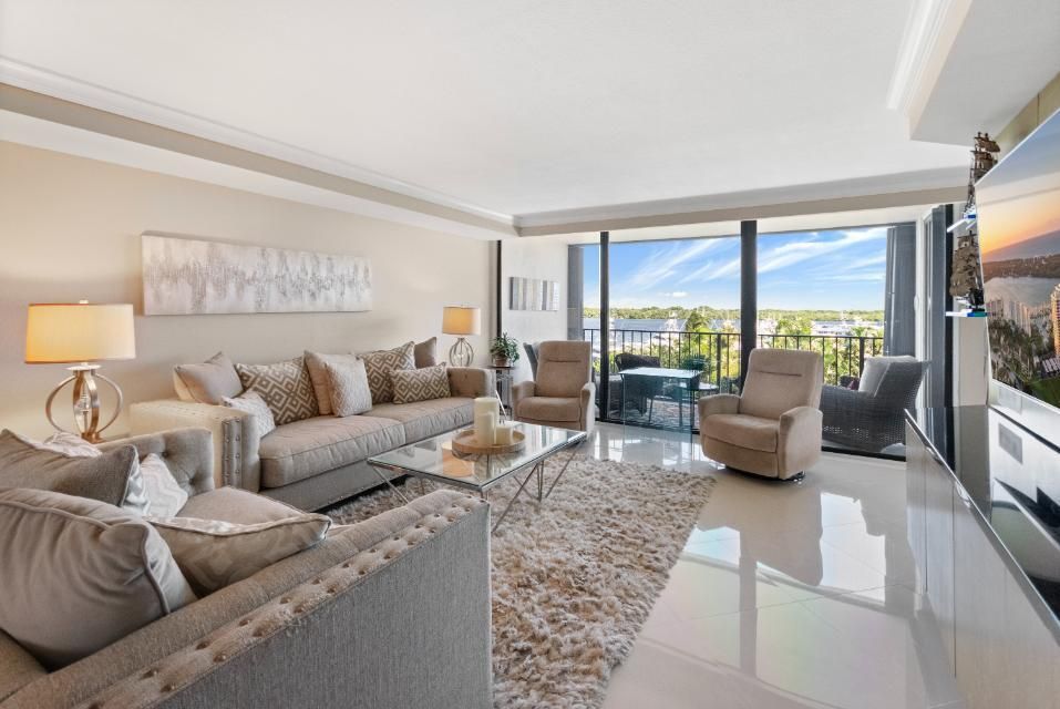 合同活跃: $425,000 (2 贝兹, 2 浴室, 1430 平方英尺)