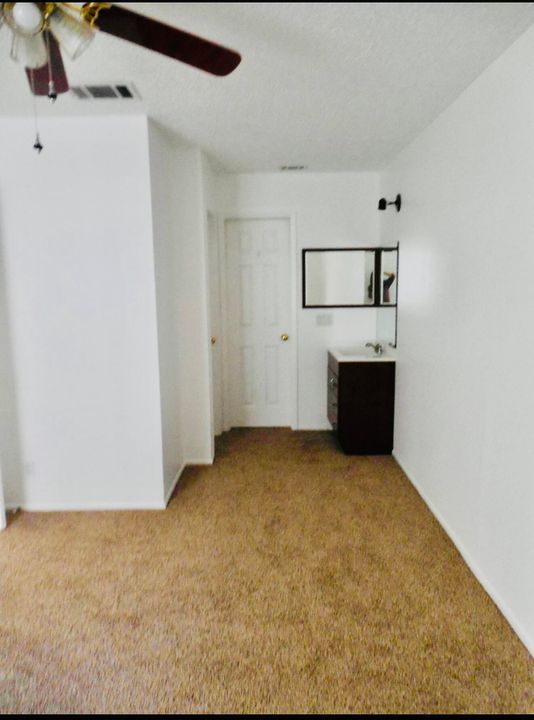 For Rent: $1,800 (2 beds, 1 baths, 908 Square Feet)