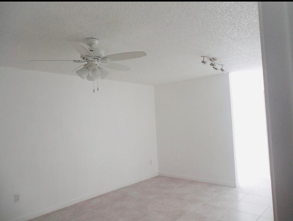 For Rent: $1,800 (2 beds, 1 baths, 908 Square Feet)