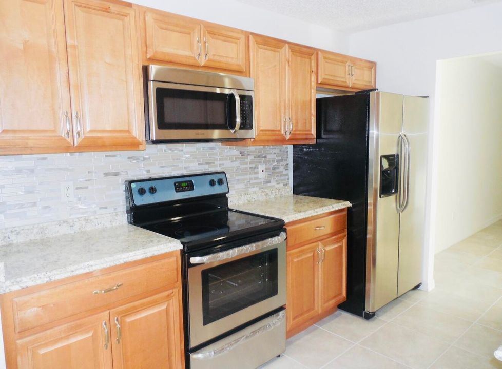 For Rent: $1,800 (2 beds, 1 baths, 908 Square Feet)