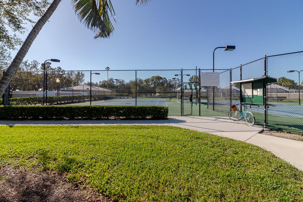 For Sale: $515,000 (3 beds, 2 baths, 1952 Square Feet)