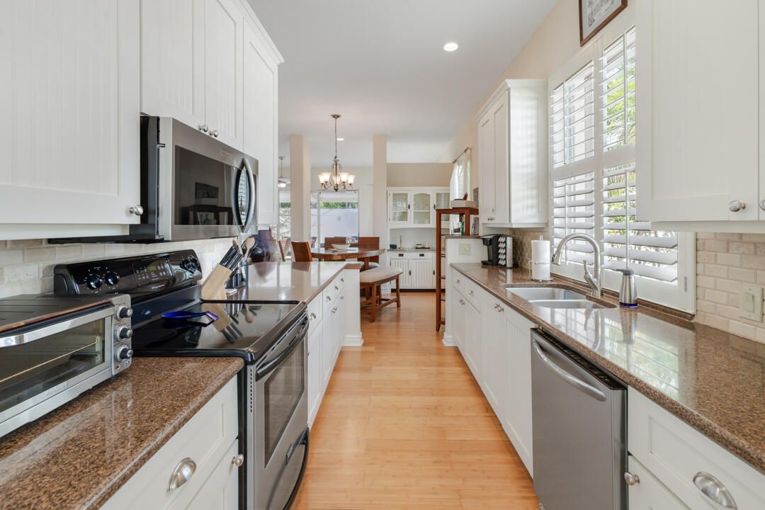 For Sale: $515,000 (3 beds, 2 baths, 1952 Square Feet)