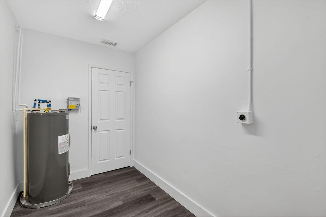 Active With Contract: $399,900 (3 beds, 2 baths, 1188 Square Feet)