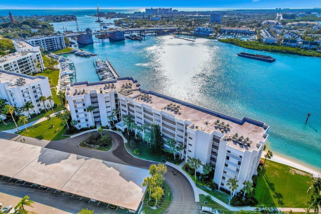 Active With Contract: $1,150,000 (2 beds, 2 baths, 1520 Square Feet)