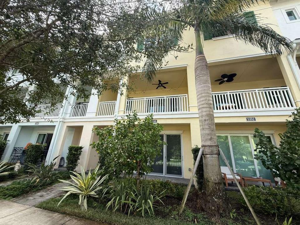 Activo con contrato: $5,250 (3 camas, 3 baños, 2252 Pies cuadrados)