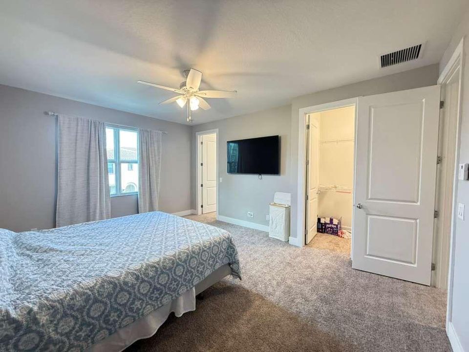 Activo con contrato: $5,250 (3 camas, 3 baños, 2252 Pies cuadrados)