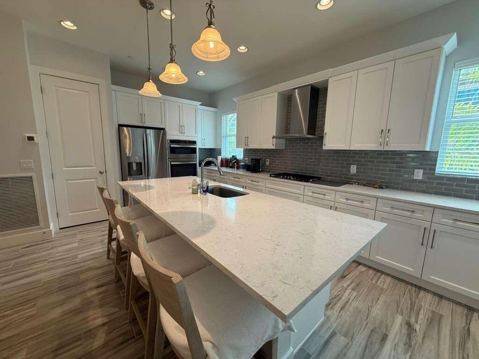 Activo con contrato: $5,250 (3 camas, 3 baños, 2252 Pies cuadrados)