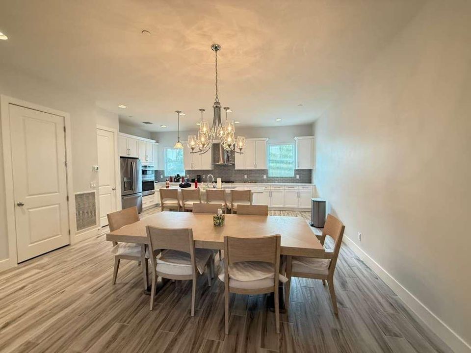 Activo con contrato: $5,250 (3 camas, 3 baños, 2252 Pies cuadrados)