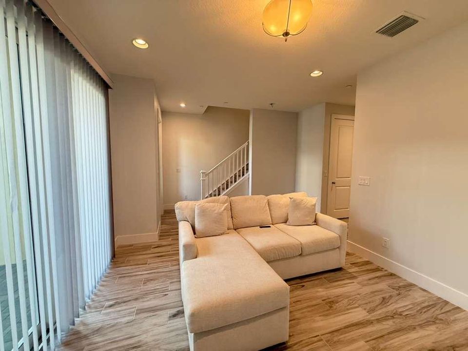 Activo con contrato: $5,250 (3 camas, 3 baños, 2252 Pies cuadrados)