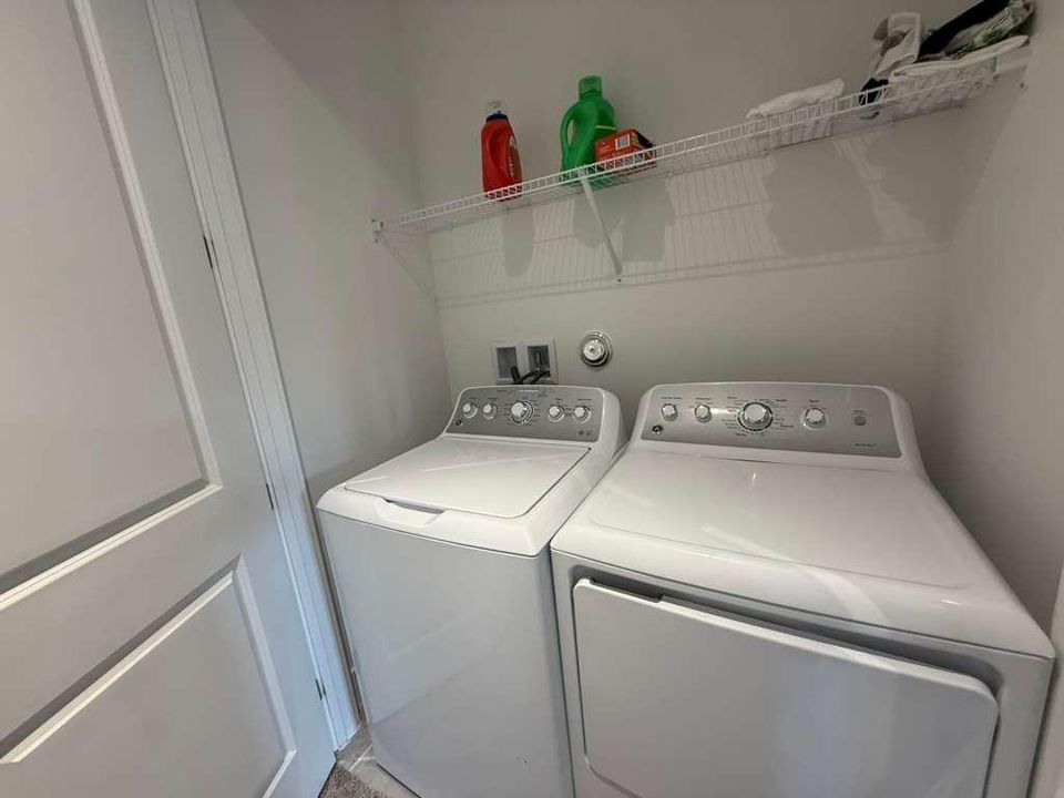 Activo con contrato: $5,250 (3 camas, 3 baños, 2252 Pies cuadrados)