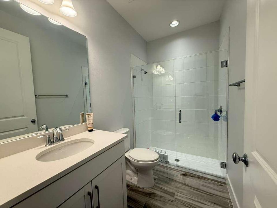 Activo con contrato: $5,250 (3 camas, 3 baños, 2252 Pies cuadrados)