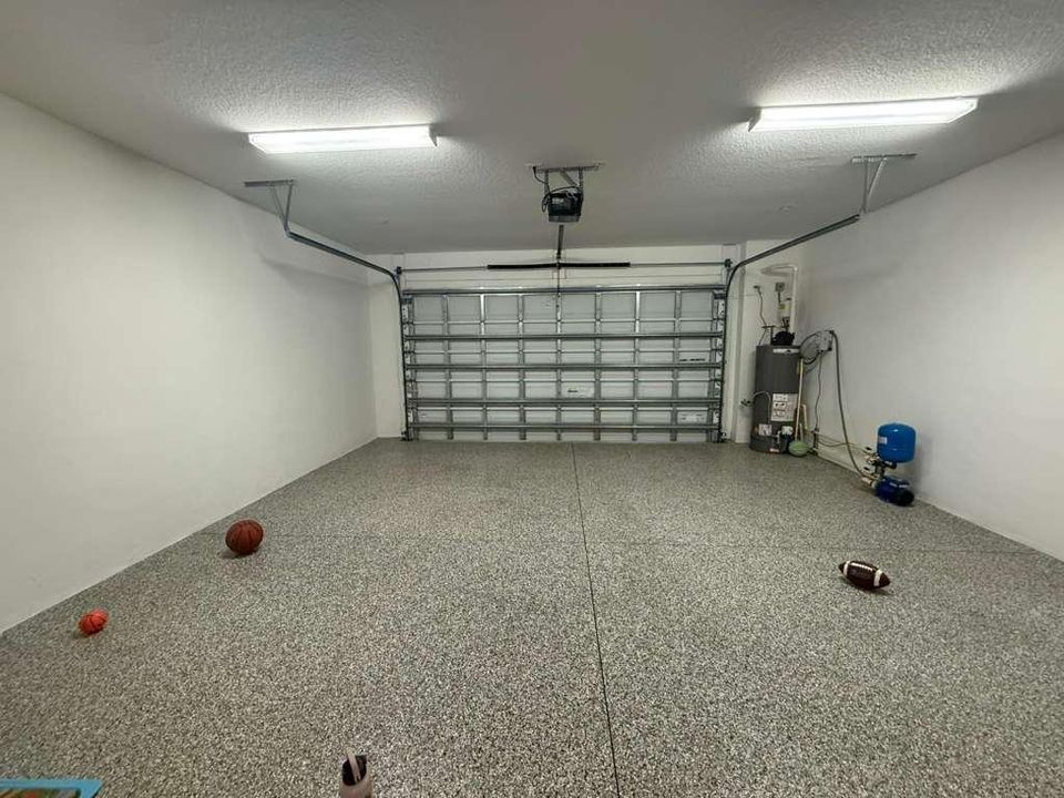 Activo con contrato: $5,250 (3 camas, 3 baños, 2252 Pies cuadrados)