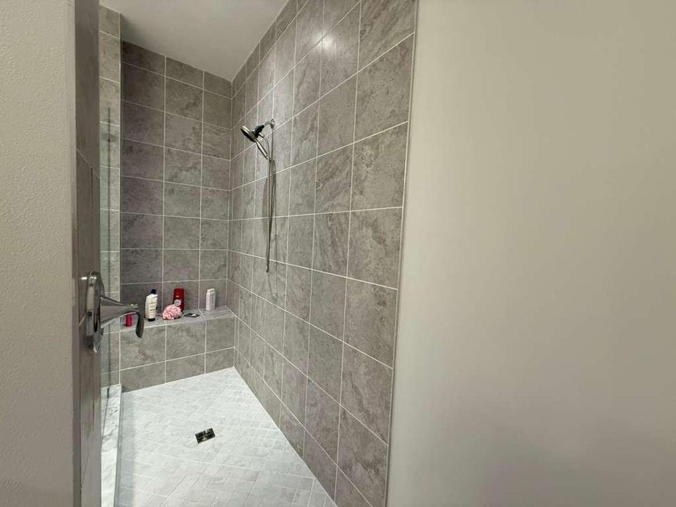 Activo con contrato: $5,250 (3 camas, 3 baños, 2252 Pies cuadrados)