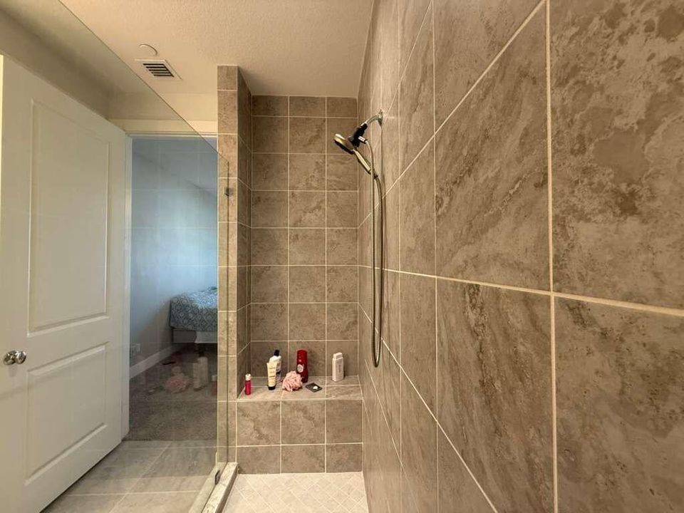 Activo con contrato: $5,250 (3 camas, 3 baños, 2252 Pies cuadrados)