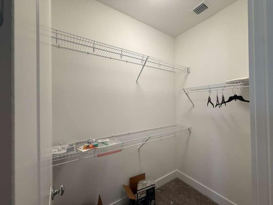 Activo con contrato: $5,250 (3 camas, 3 baños, 2252 Pies cuadrados)