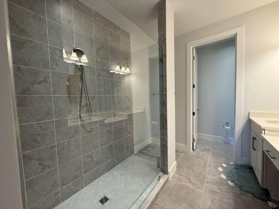 Activo con contrato: $5,250 (3 camas, 3 baños, 2252 Pies cuadrados)