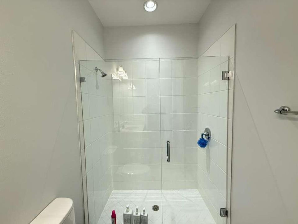 Activo con contrato: $5,250 (3 camas, 3 baños, 2252 Pies cuadrados)