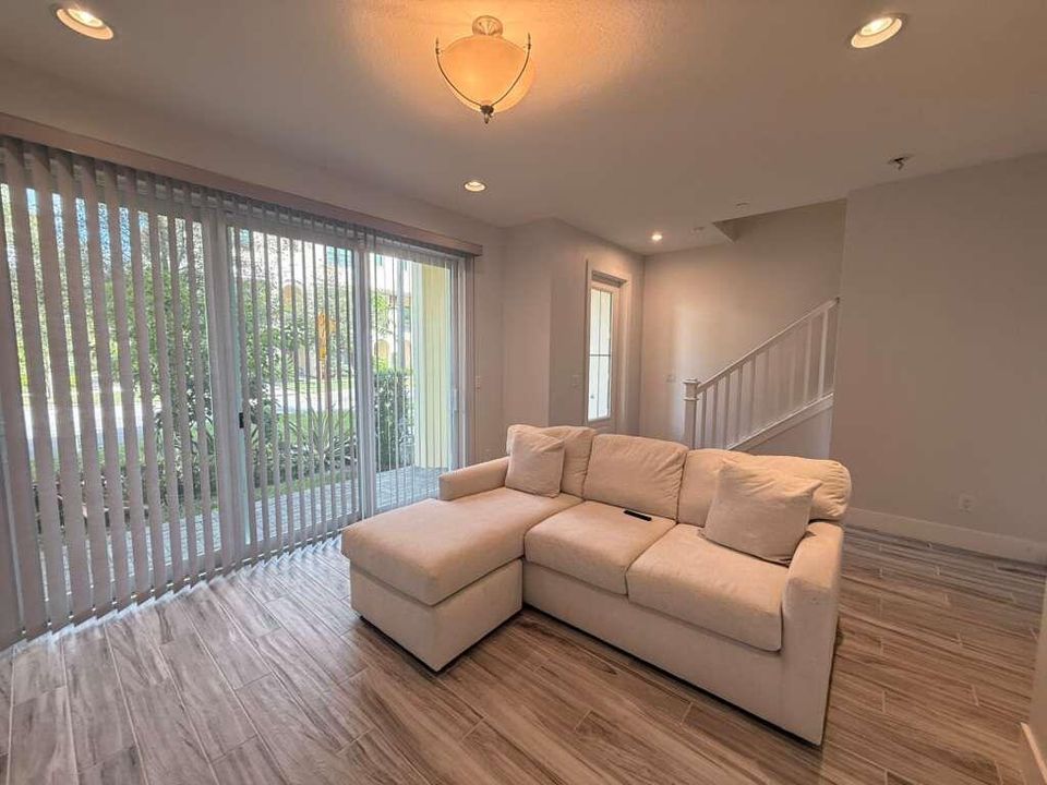 Activo con contrato: $5,250 (3 camas, 3 baños, 2252 Pies cuadrados)